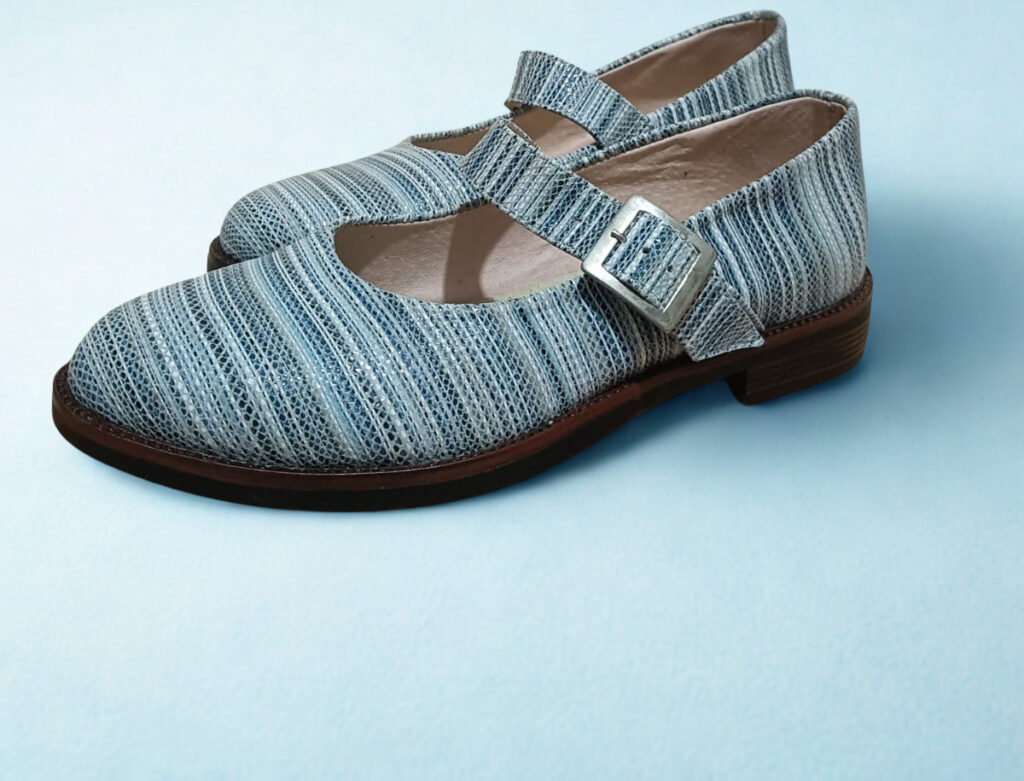 Chaussures femme en cuir à fines rayures bleues et blanches